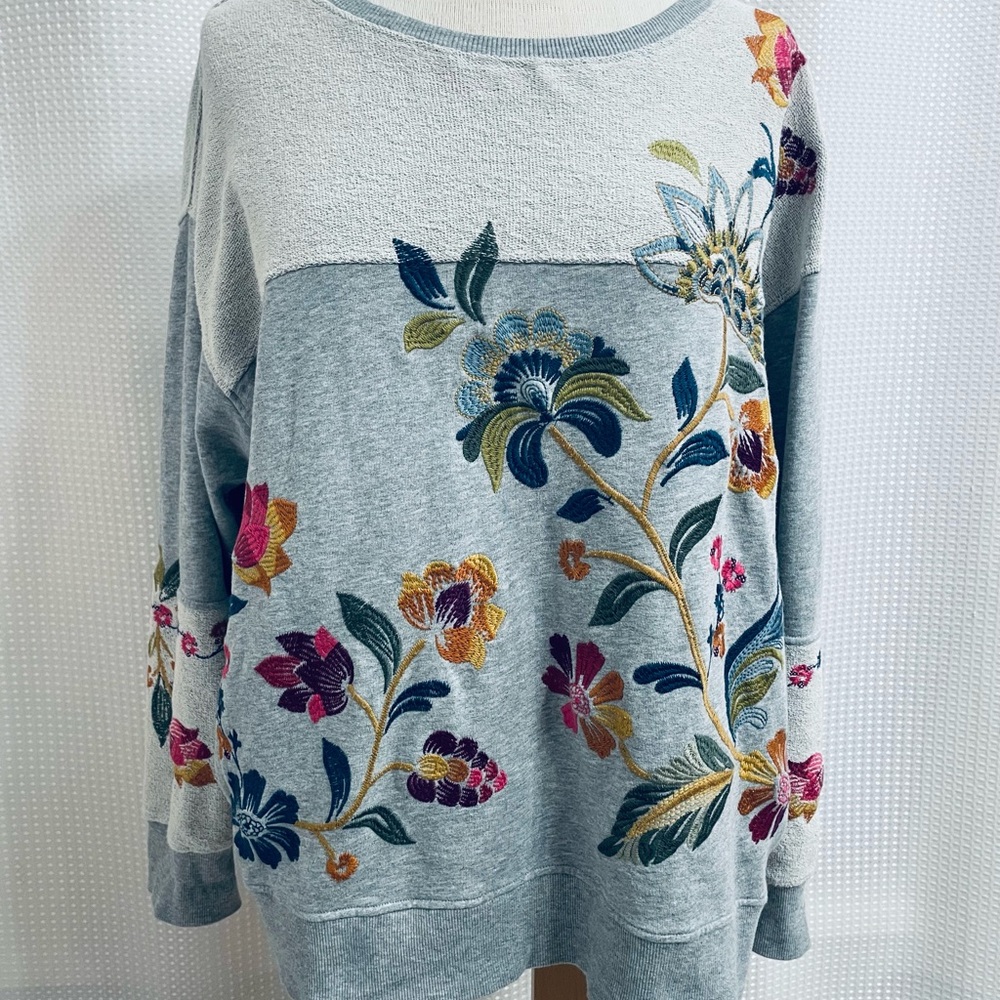Johnny Was Gray Sweatshirt with Floral Embroidery L